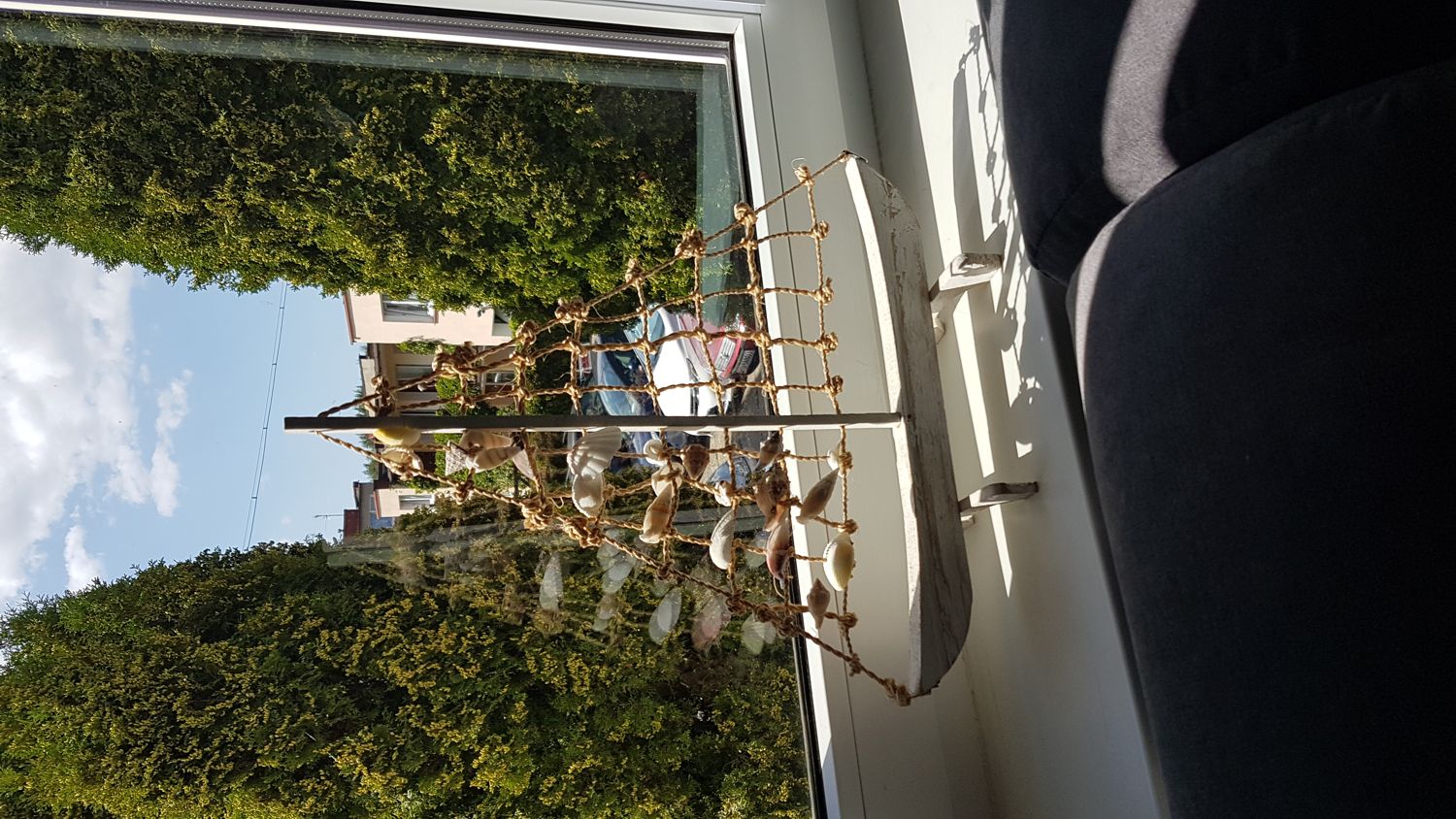 Galeria: Dekoracyjna figurka na oknie