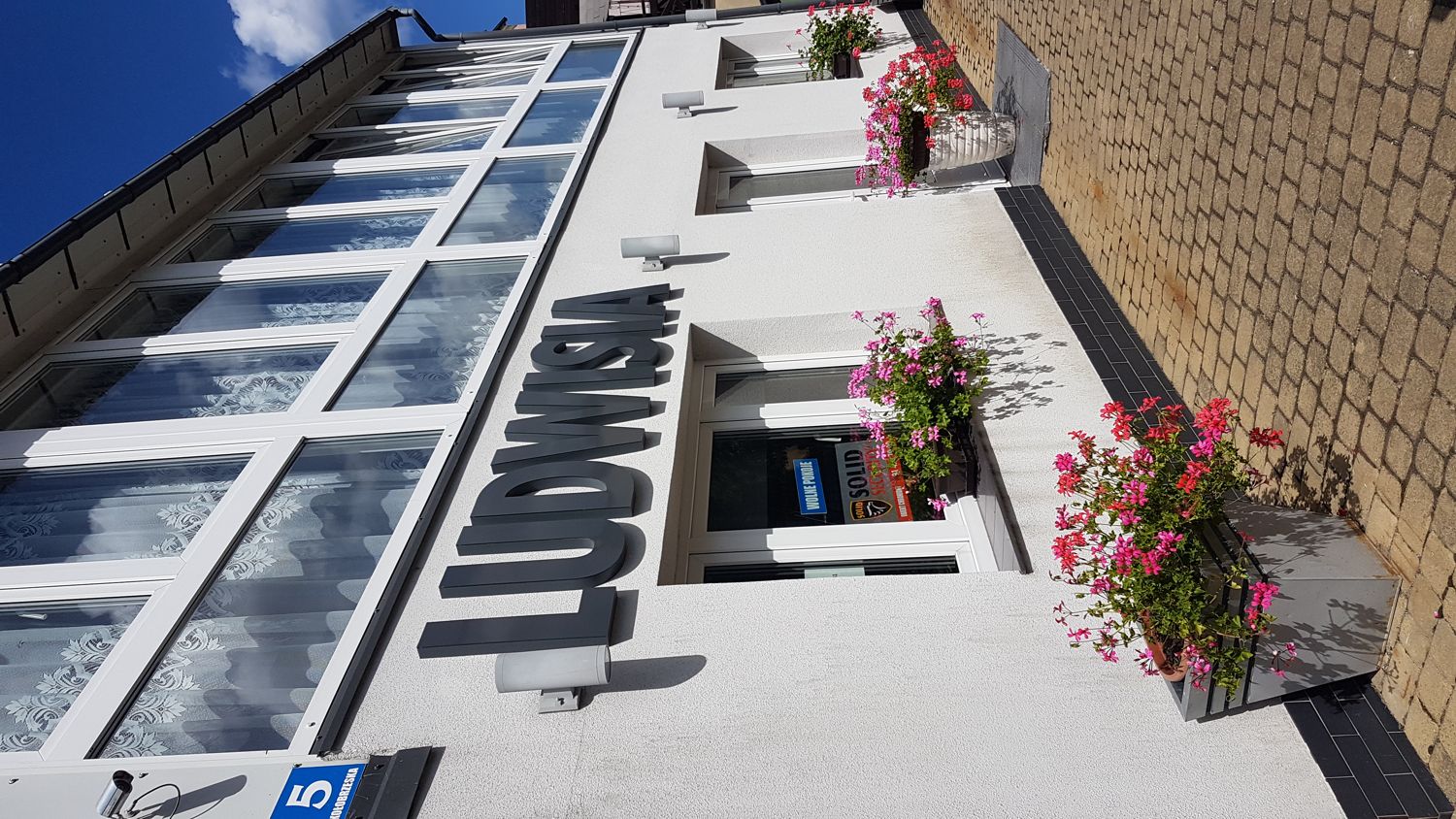 Galeria: Front budynku ośrodka