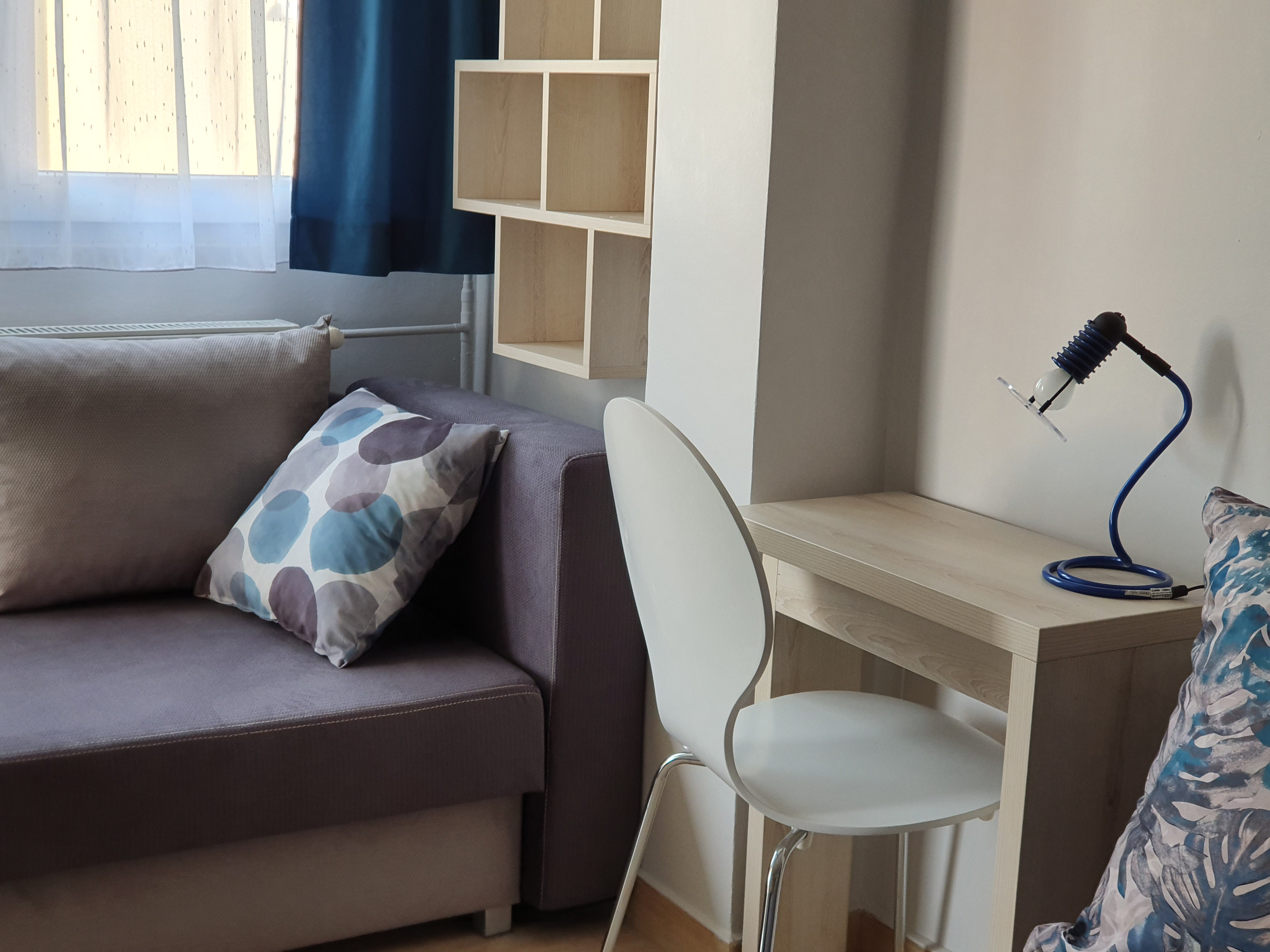 Galeria: Pokój z biurkiem, krzesłem i meblami