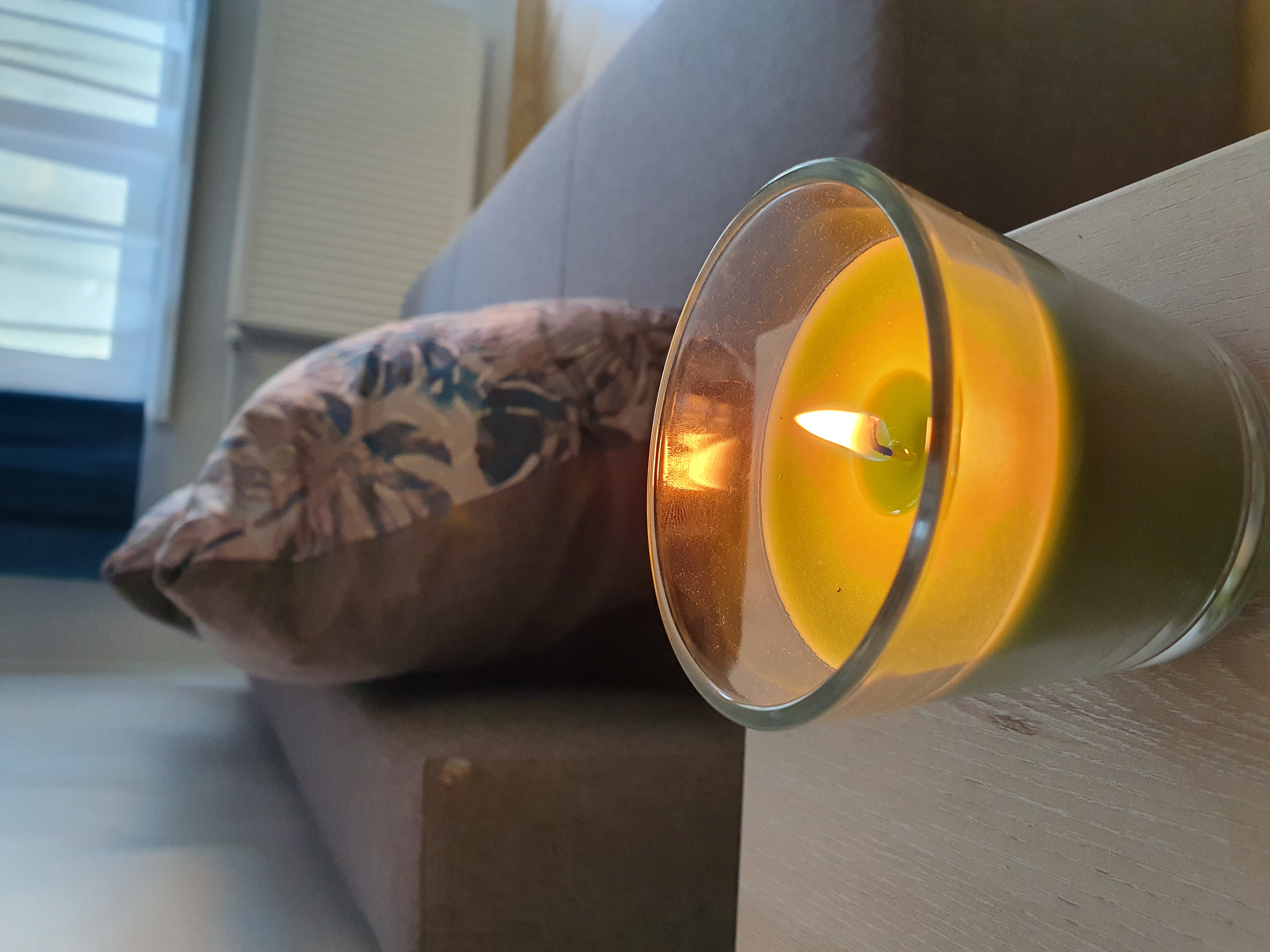 Galeria: Detal w pokoju - świeczka