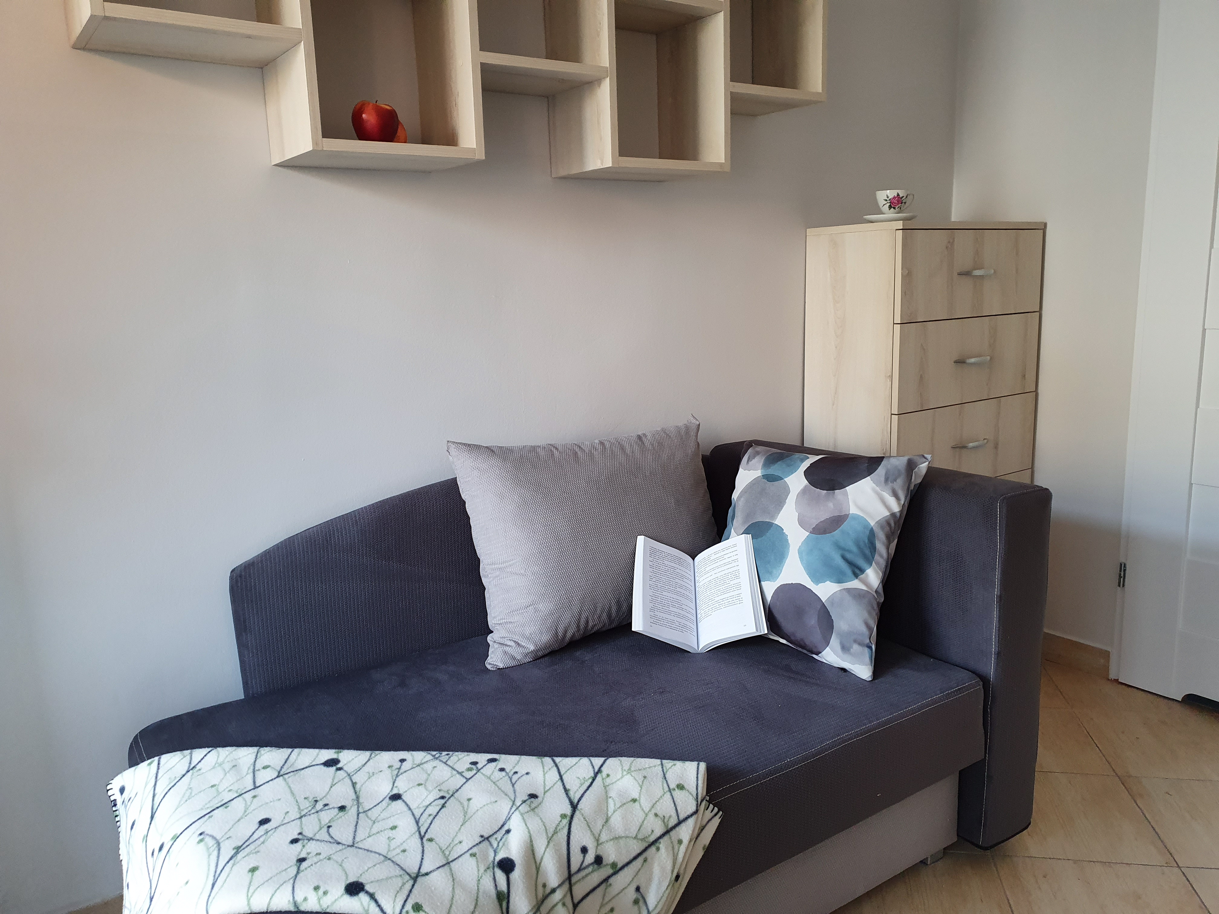 Galeria: Sofa narożna z książką