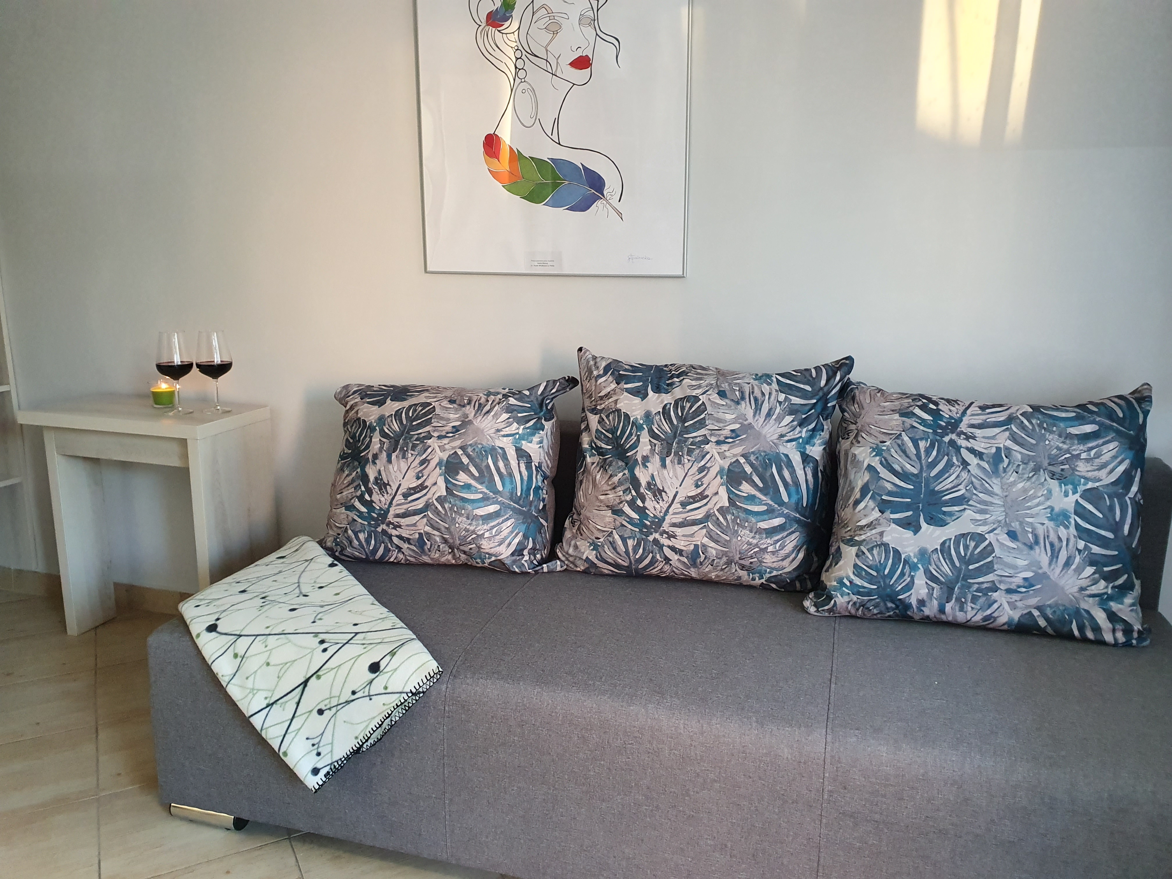 Galeria: Sofa z poduszkami i monsterą